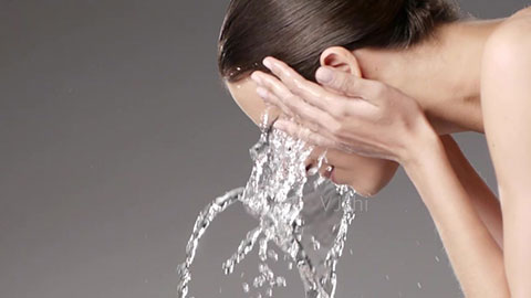 秋天臉感覺緊繃，你知道如何正確洗臉嗎？